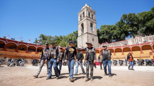 Recibe Alfonso Sánchez García a motociclistas nacionales y extranjeros en la capital