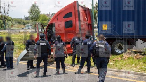 ¡Duro golpe a la delincuencia! Detienen a dos presuntos roba tráileres tras persecución y balacera en Totolac; chofer continúa desaparecido