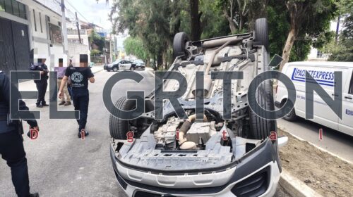 Maestra sufre aparatosa volcadura en La Loma Xicohténcatl; camioneta terminó llantas arriba en Tlaxcala