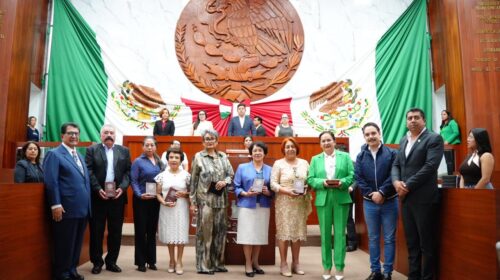 Entrega Congreso del Estado presea “50 Años por la Educación al Servicio del Pueblo”