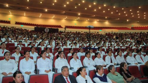 La UATx entrega constancias de egreso a 145 nuevos médicos cirujanos