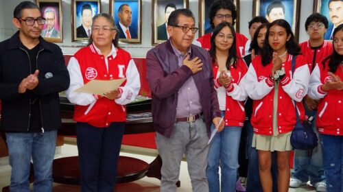 Estudiantes de Diseño Gráfico entregan al Rector obra conmemorativa por los 50 años de la UATx