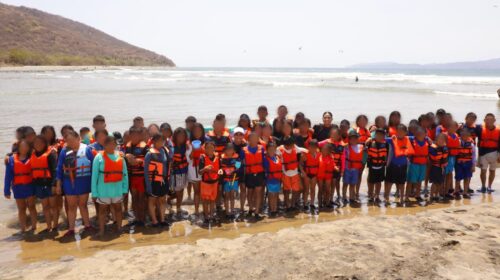 Del asombro de volar a la emoción de tocar el mar: 65 niñas, niños y adolescentes del CAS viven una experiencia inolvidable