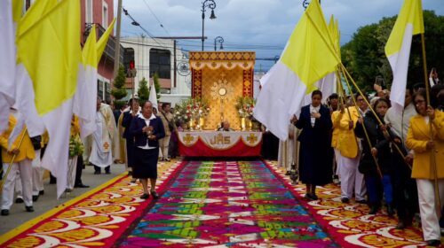 Huamantla se llena de color, fe y tradición con la elaboración de tapetes por Corpus Christi