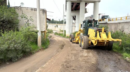Gobierno de Alfonso Sánchez García da mantenimiento a calle Revolución en San Esteban Tizatlán 