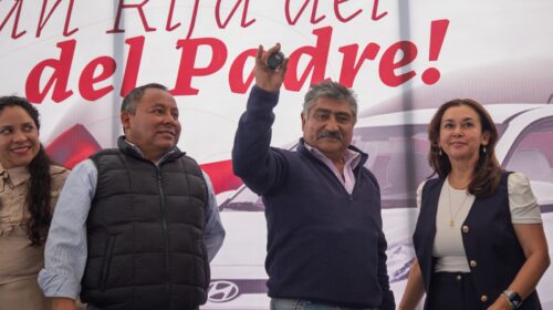 ¡SE VOLÓ LA BARDA EL PRESI! Apizaco celebró a papá con regalos de impacto: ¡hasta un auto se llevaron!
