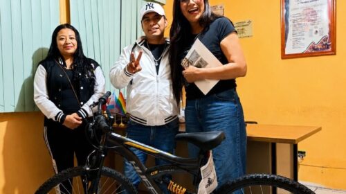 Valeria Lorety reconoce el esfuerzo y compromiso de los padres de Zacatelco con rifa y regalos