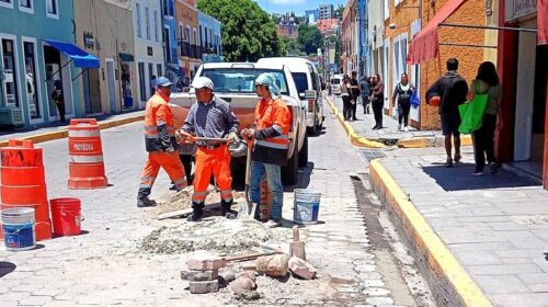 Continúa ayuntamiento de Tlaxcala trabajos de nivelación de adoquín en la calle 20 de Noviembre para mejorar la movilidad 