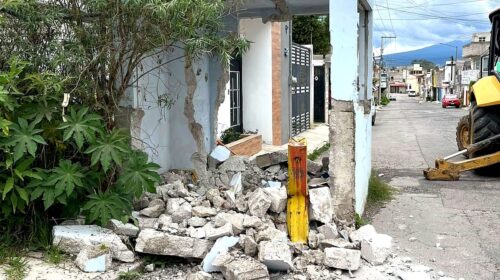 Gobierno que escucha y resuelve retira caseta en desuso que obstruía banqueta en Acuitlapulco