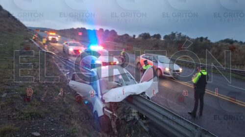 Mujer copiloto muere prensada tras brutal choque contra barra metálica en la Amozoc-Perote