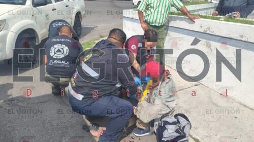 Adulto mayor en aparente estado de abandono es atropellado por unidad de transporte público en Tlaxcala; podría perder un dedo