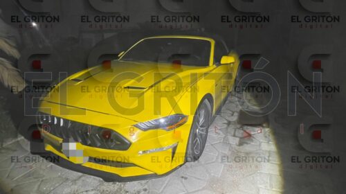 Atacan a balazos un Ford Mustang frente a una vivienda en Huactzinco; propietarios se salvaron por minutos