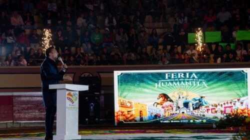 Una plaza llena y un ambiente de fiesta marcaron la presentación de la Feria de Huamantla 2026