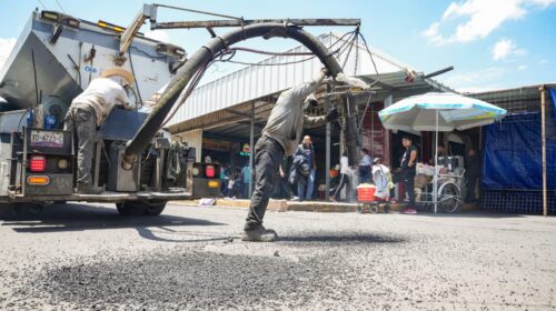 Atiende ayuntamiento de Tlaxcala con bacheo calles aledañas al mercado “Emilio Sánchez Piedras”