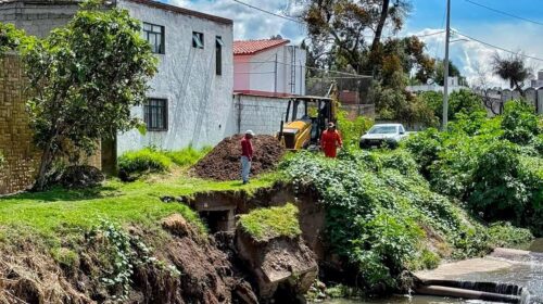 Atiende dirección de obras públicas talud en barranca Briones de Santa María Ixtulco