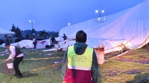 Personal de Protección Civil municipal atiende reporte por caída de lona en salón de eventos; no se reportan lesionados 
