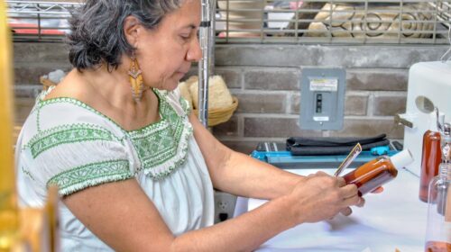 El talento de creadores tienen un espacio para crecer  en el mercado de artesanos del municipio de Tlaxcala 
