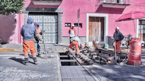 Coloca ayuntamiento de Tlaxcala nueva rejilla reforzada en la avenida Independencia y resuelve problema de fondo