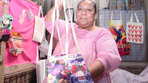 Mercado de artesanos proyecta la creatividad de organización, creadora de joyería elaborada a base de piedras naturales 