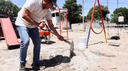 ¡No solo supervisó! El Benja agarró la pala para instalar nuevos juegos infantiles en Totolac