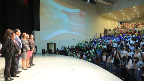 Rector de la UATx da la bienvenida a estudiantes de nuevo ingreso