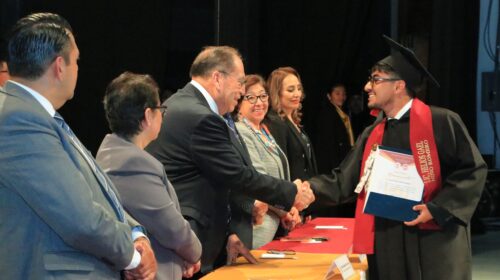 Encabeza Rector de la UATx entrega de constancias a 192 egresados de Ciencias de la Educación