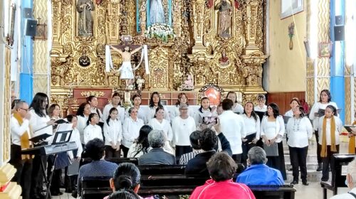 El coro de la ciudad de Tlaxcala con quista a las familias de Acuitlapilco durante la temporada coral de verano