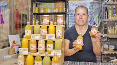 Desde el mercado de artesanos de la capital “Guarda Frutz” acerca a la ciudadanía productos elaborados a base de frutas