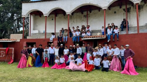 Niñas y niños viven cerca la tradición taurina durante visita a la ganadería Rancho Seco