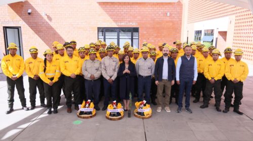 Gobernadora entrega uniformes y equipo especializado a combatiente forestales