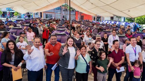Blanca Angulo y Estela Álvarez encabezan entrega de apoyos a familias chiautempenses