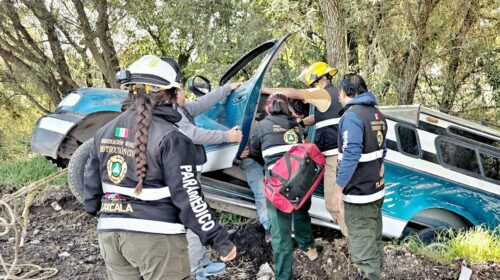 Elementos de Protección Civil de Tlaxcala salvan a personas a bordo de un vehículo de caer al río en Tizatlán 