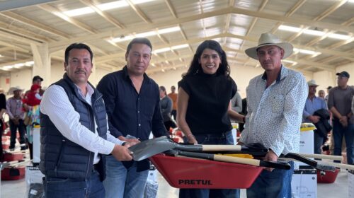¡Diana Torrejón se pone las botas! Entrega 200 paquetes y le mete fuerza al campo de Tlaxco