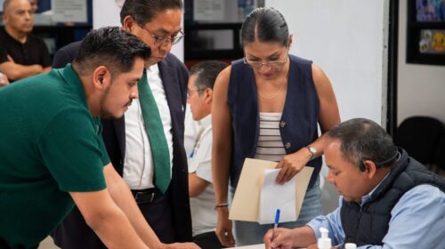 Javier Rivera escucha de primera mano a ciudadanos de Apizaco durante Martes de Atención Ciudadana