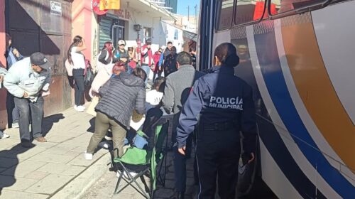 Persona del sexo masculino recibe atención médica, tras ser impactada por unidad de la empresa ATAH en municipio de Tlaxco
