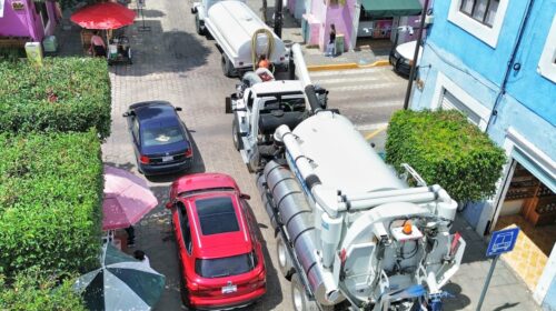 Gobierno que escucha y que resuelve atiende con desazolve rejillas en la calle Porfirio Díaz de la capital 