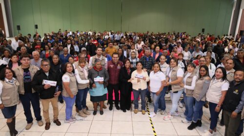 Reciben mujeres y adultos mayores tarjetas de programas de bienestar 