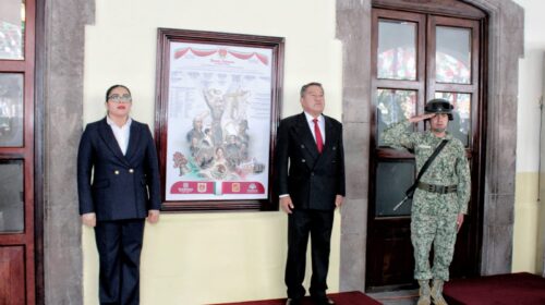 Recibe Carlos López Suárez en la sede del ayuntamiento de Tlaxcala el Bando Solemne de Fiestas Patrias 
