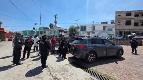 Persecución interestatal termina con camioneta robada recuperada en Teacalco y la detención de dos sujetos
