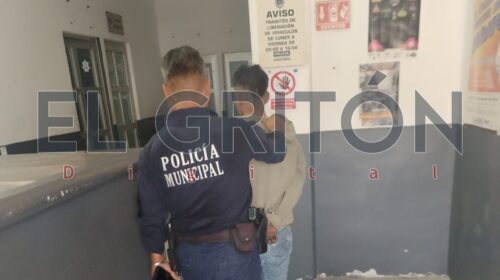 Sorprenden y amarran a presunto ladrón robando cobre de una vivienda en Chiautempan