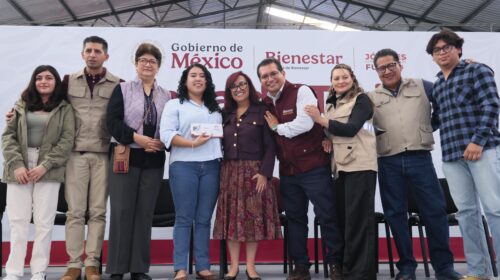 Jóvenes tlaxcaltecas reciben tarjetas para construir su futuro 