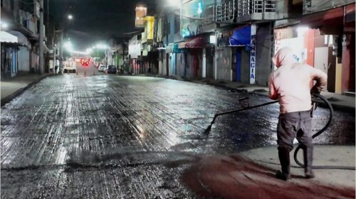 Con jornadas nocturnas; Blanca Angulo agiliza rehabilitación de calle Manuel Saldaña en Chiautempan