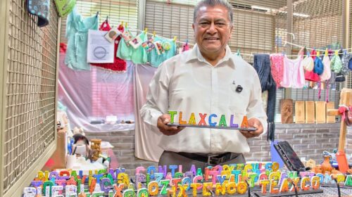 Víctor Manuel encontró en el mercado de artesanos de Tlaxcala un espacio para mostrar y comercializar su talento con la madera