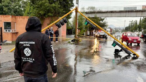 Interviene protección civil y servicios públicos de la capital en apoyo a Chiautempan tras colapso de semáforo