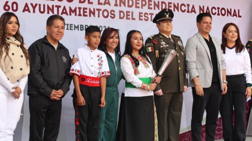 Entrega gobernadora fuego simbólico de Independencia a los 60 municipios de Tlaxcala 