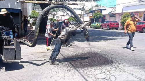 Ayuntamiento de Tlaxcala mantiene acciones permanentes de bacheo ahora en beneficio de la colonia Adolfo López Mateos y Camino Real