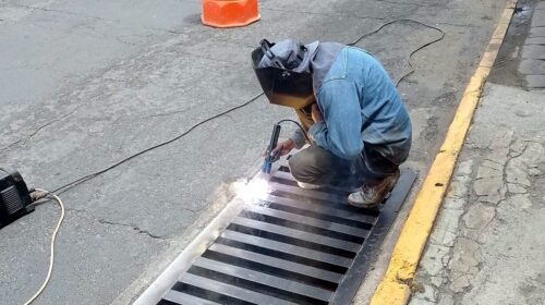 Ayuntamiento de Tlaxcala rehabilita rejillas pluviales en zonas clave para mejorar la seguridad vial y prevenir inundaciones