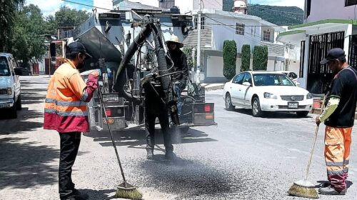 Ayuntamiento de Tlaxcala realiza intensa jornada de mejoramiento urbano con bacheo y nivelación de adoquines