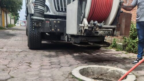 Camión vactor realiza desazolves continuos en Loma Bonita