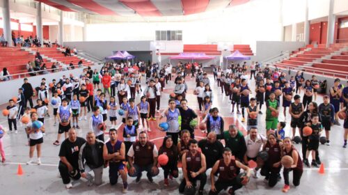 Más de 240 personas participan en clase nacional de baloncesto en Calpulalpan 